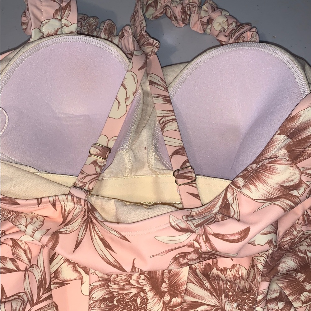 ⭐️ NEW-Floral One Piece Swimsuit - Peach and Cream
With built in bra - Picture 10 of 12